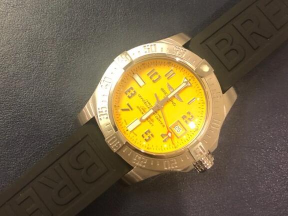 The yellow dial is very eye-catching, which will draw all the attention from the public easily.