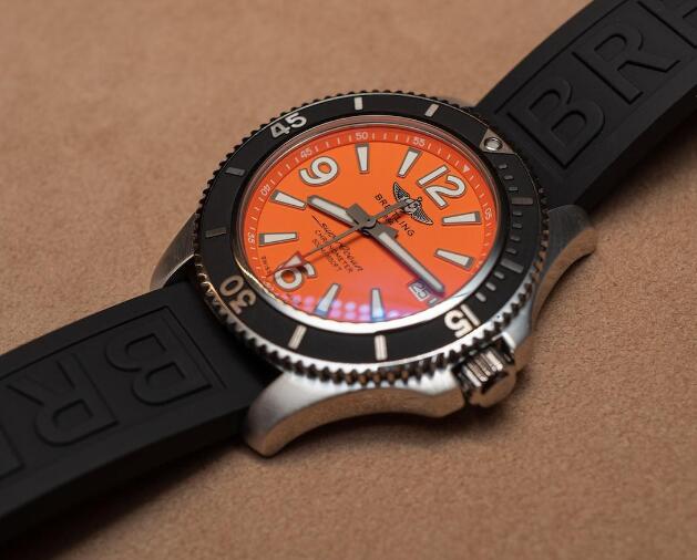 The orange dial makes the timepiece very dynamic.