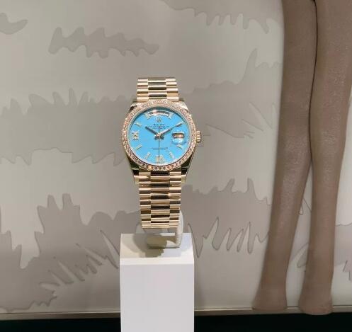 The diamonds paved on the bezel enhance the charm of the timepiece.