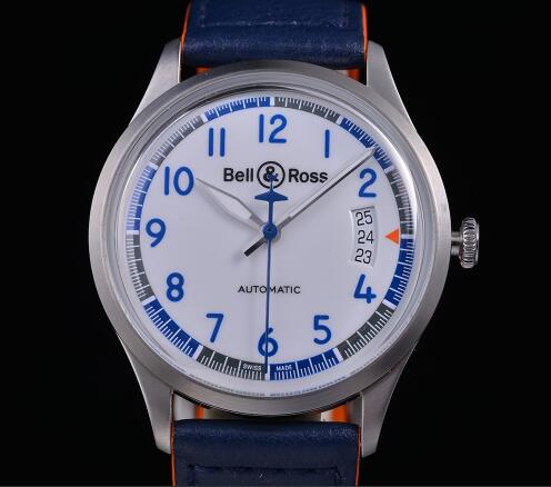 The blue Arabic numerals hour markers ensure the good readability.