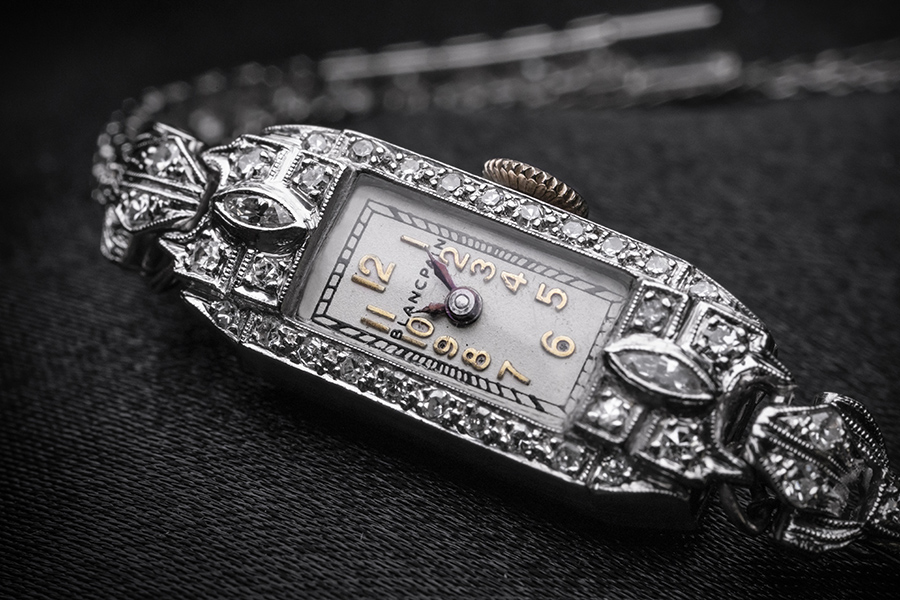 The best fake Blancpain has interpreted the grace and glamour of women well.