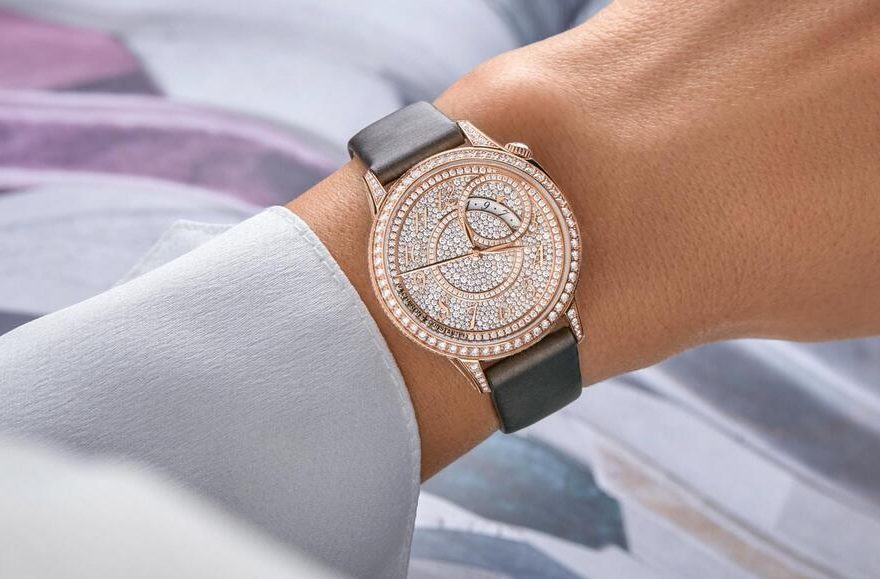 Luxury fake watches are integrated with pink gold and diamonds.