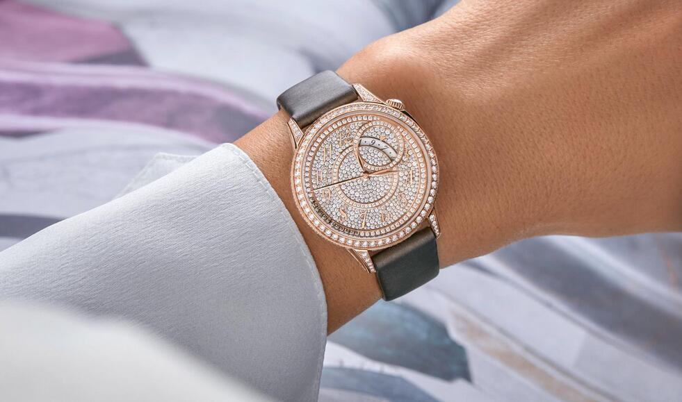 Luxury fake watches are integrated with pink gold and diamonds.