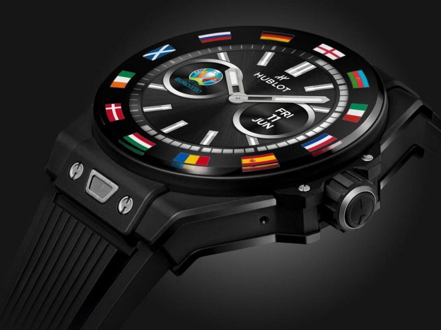 The male fake watches are made in black ceramic.